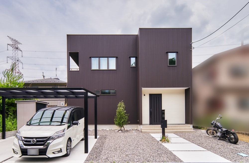 使い勝手にこだわり抜いたグレーとナチュラルな木目がかわいいお家